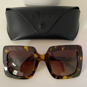 GORGEOUS DIFF “SASHA” SUNGLASSES AMBER TORTOISE + BROWN GRADIENT
